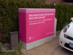 Internetseite, Homepage, Webagentur:

Clevere Bauhaube über einem Schaltschrank der Telekom. Damit wird die Aufmerksamkeit einer baustelle ausgenutzt für direkte Infos.